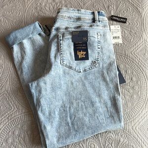 Junior Jeans size 15. Ankle. Mid Rise